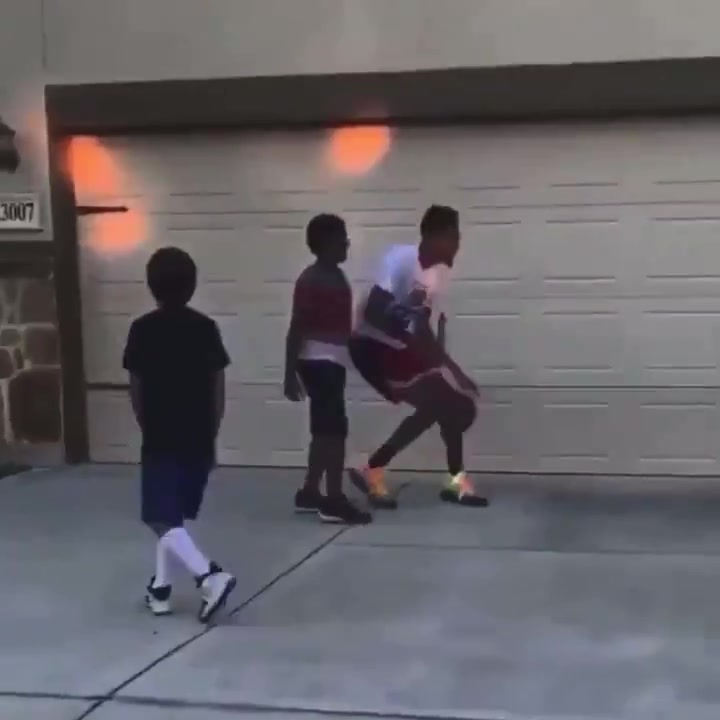 这就是NBA的实力德章泰-穆雷1v2各种秀拉杆折叠暴扣