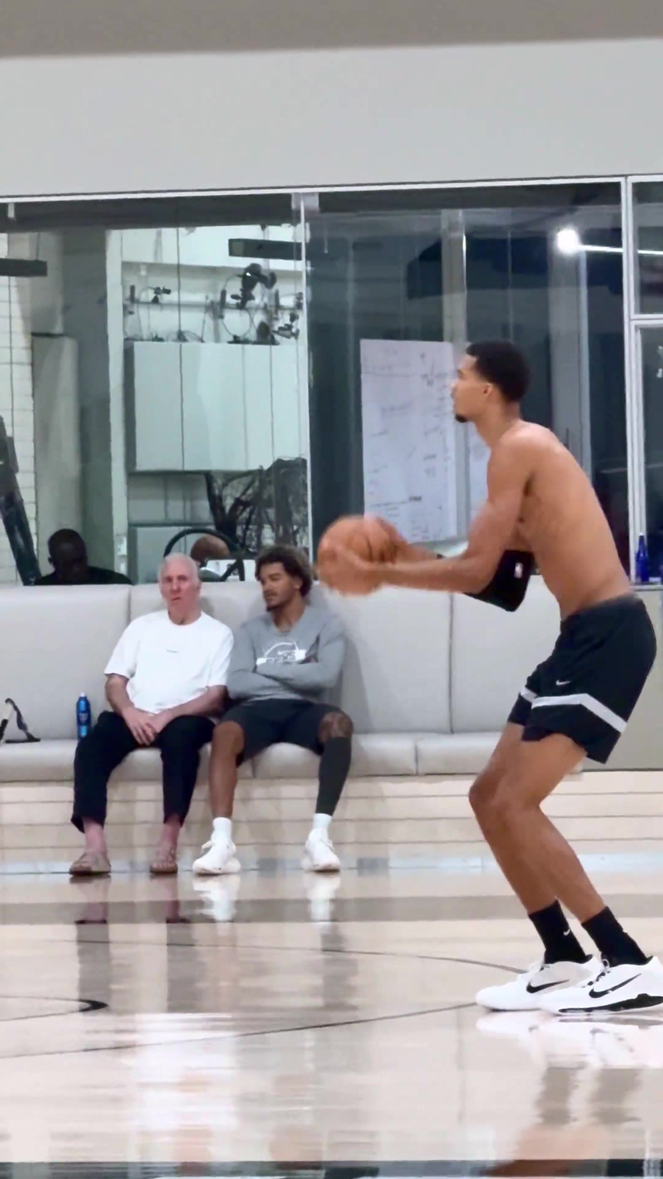 马刺队魂波波维奇现身观看文班亚马训练三分️️️