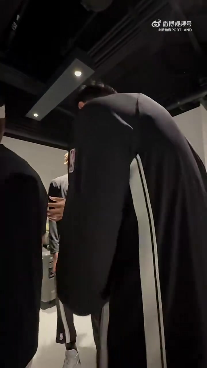 1分钟没捞着曾凡博赛前和篮网队友一起还爆锤摄像头