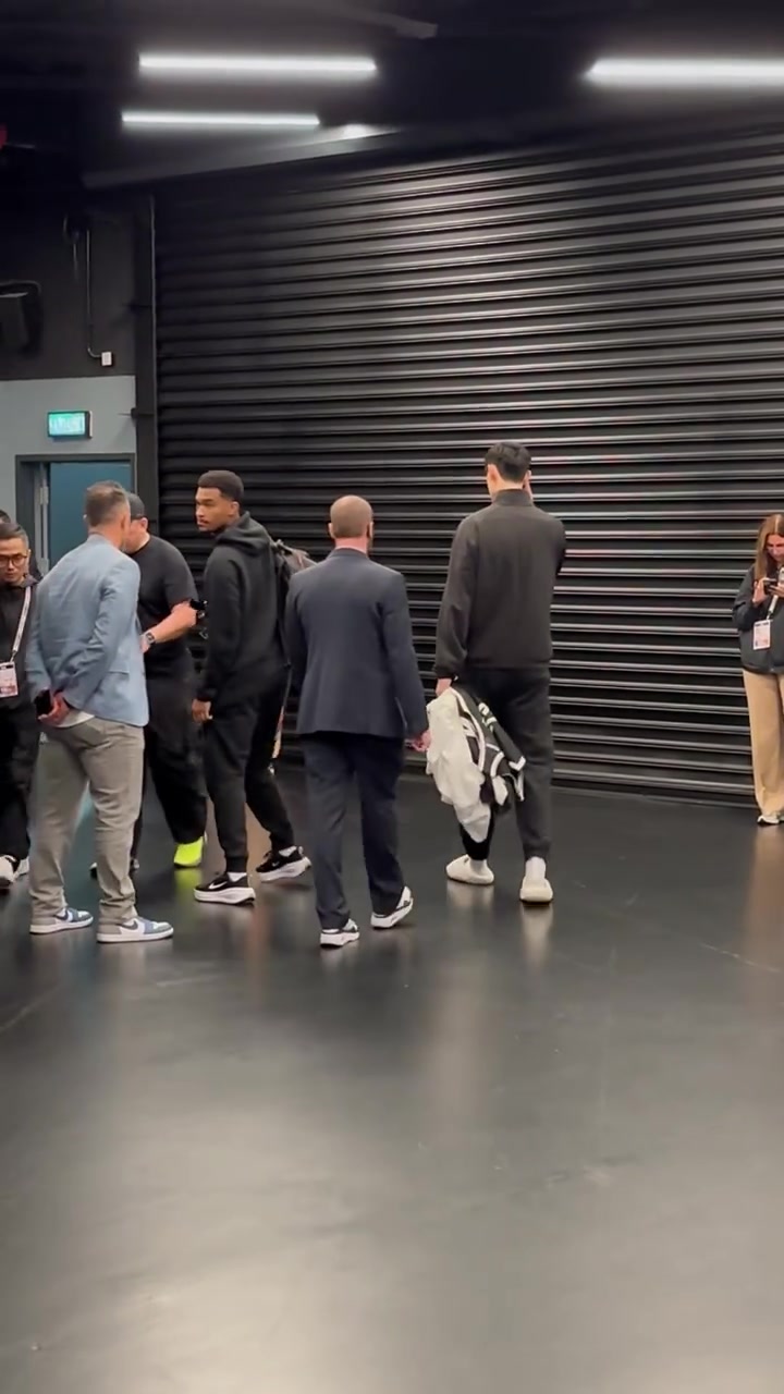 第二场直接被DNP了曾凡博赛后在球员通道落寞背影