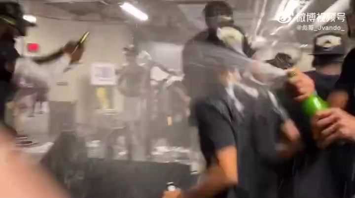 多少湖人球迷怀念20年园区夺冠后浓眉等人开香槟庆祝