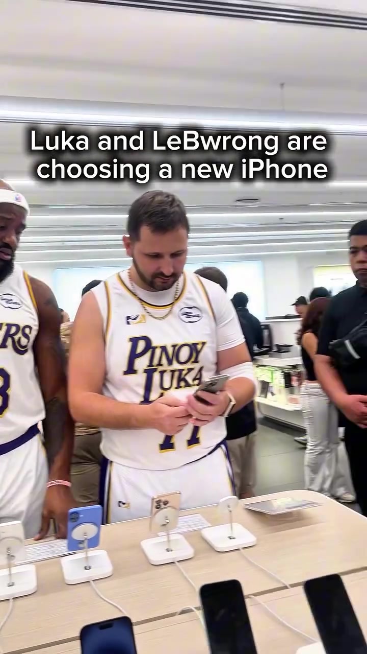 惊球迷在手机店遇到老詹与卢卡在挑新iPhone