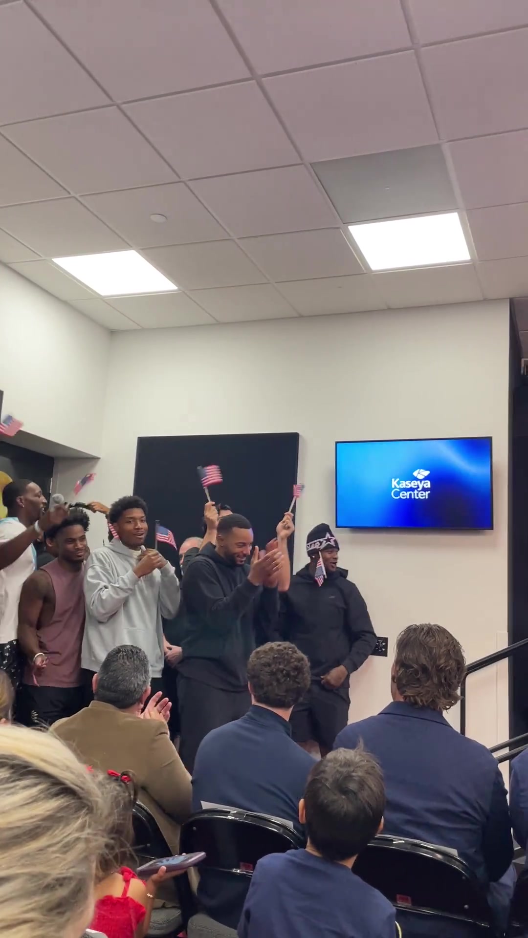 给我大哥送祝福热火球员闯入美国男篮主教练斯波新闻发布会