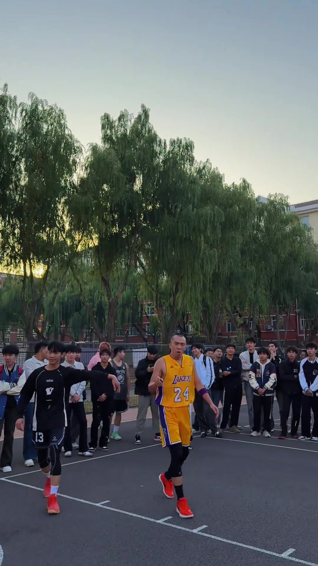 垃圾话还很多一位科比粉丝进校园1v1零封化工大学队长