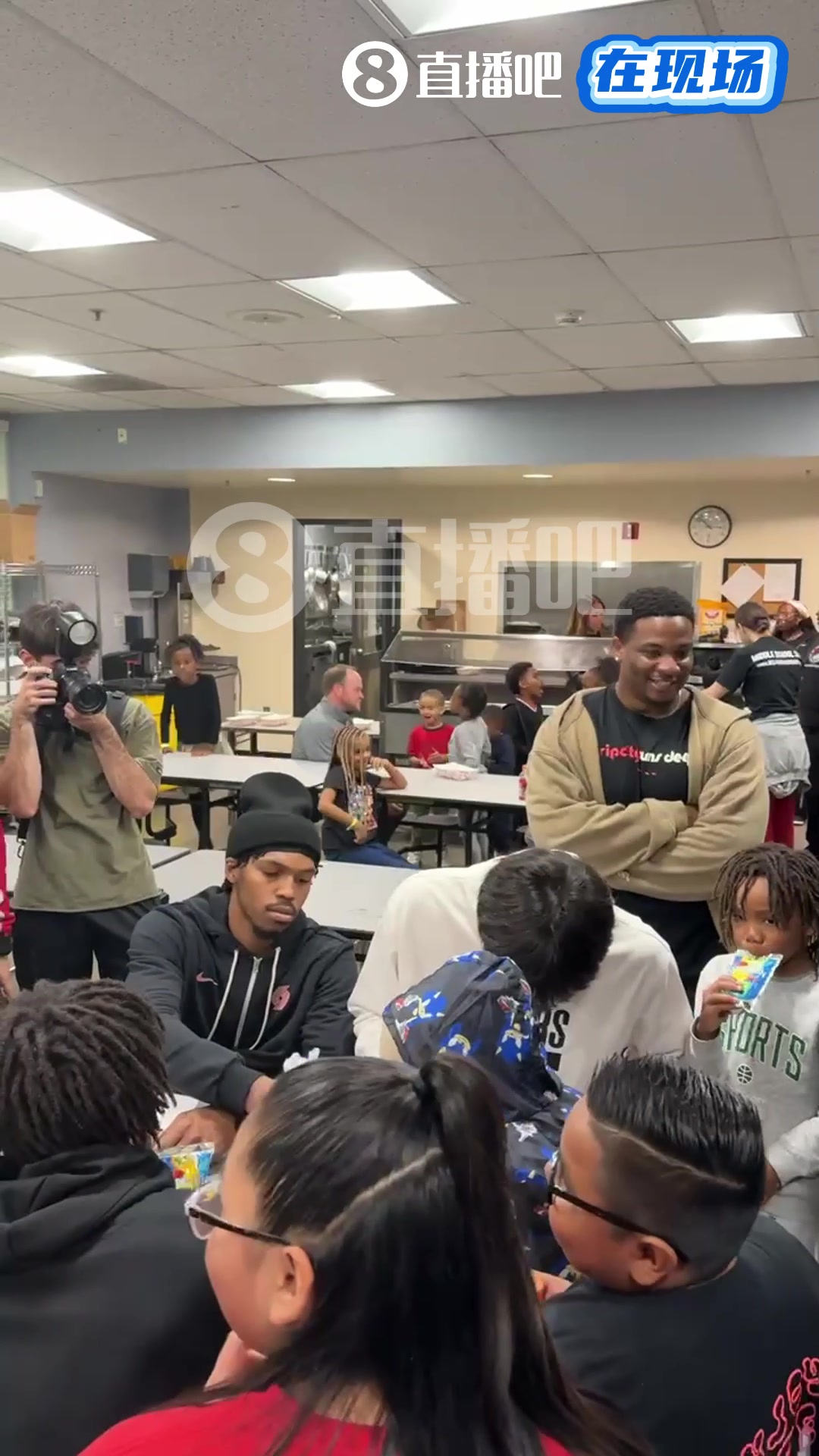 完全融入啦杨瀚森参加开拓者社区活动笑得很开心啊