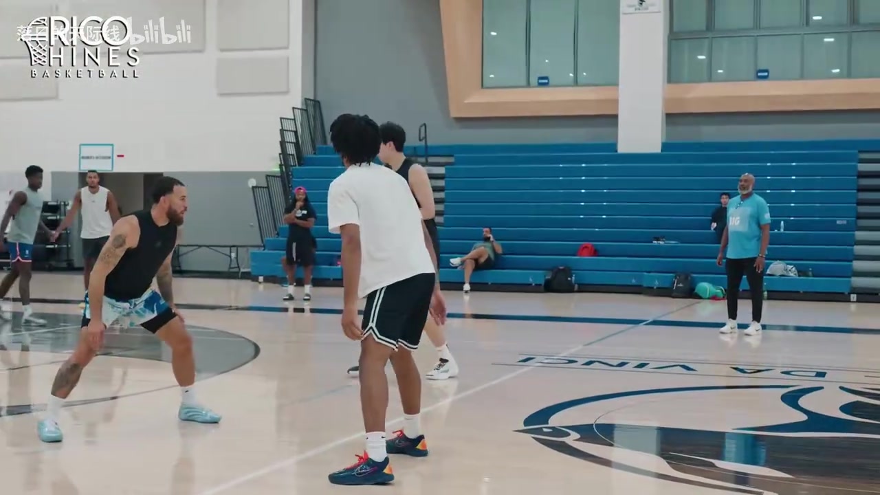 与队友组队出战杨瀚森在训练师球局的攻防集锦越来越好了