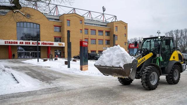 图片报：暴雪恐影响本周末三场德甲，圣保利主场启动大规模除雪