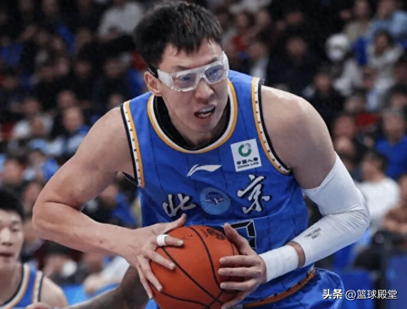 北京遭致命打击！周琦眼部受伤，外加2内线伤停，后续内线咋办？
